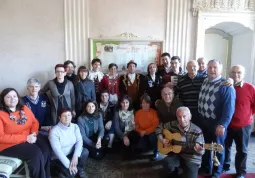 Tutta la compagnia con gli impiegati del municipio e, a destra, l'assessore alla Manifestazioni Gian Franco Ferrero